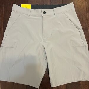 BRAND NEW: Men’s Golf Shorts - Silver - Size 32